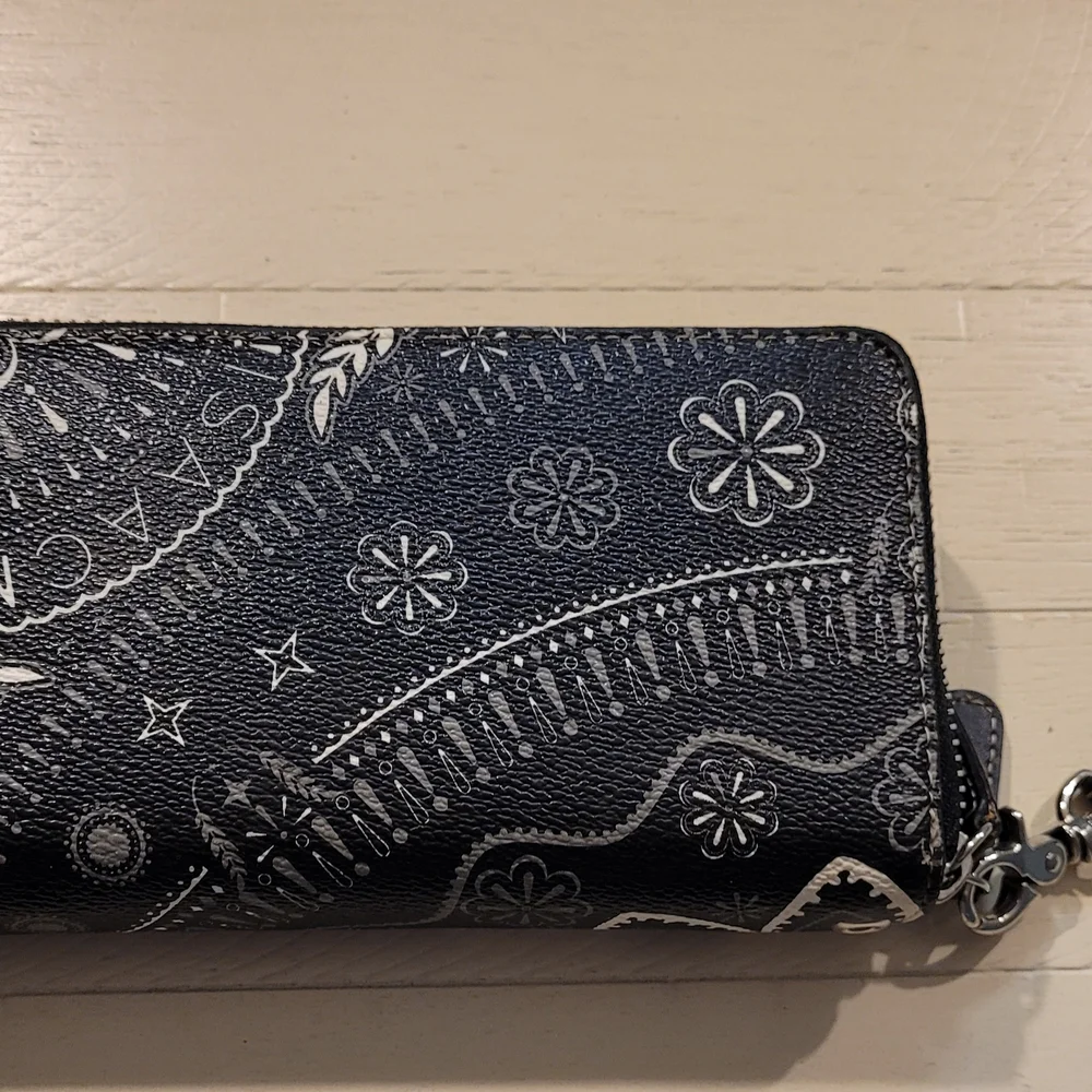 Isaac Mizrahi Black and White Patterned Wallet Wristlet - Picture 9 of 12